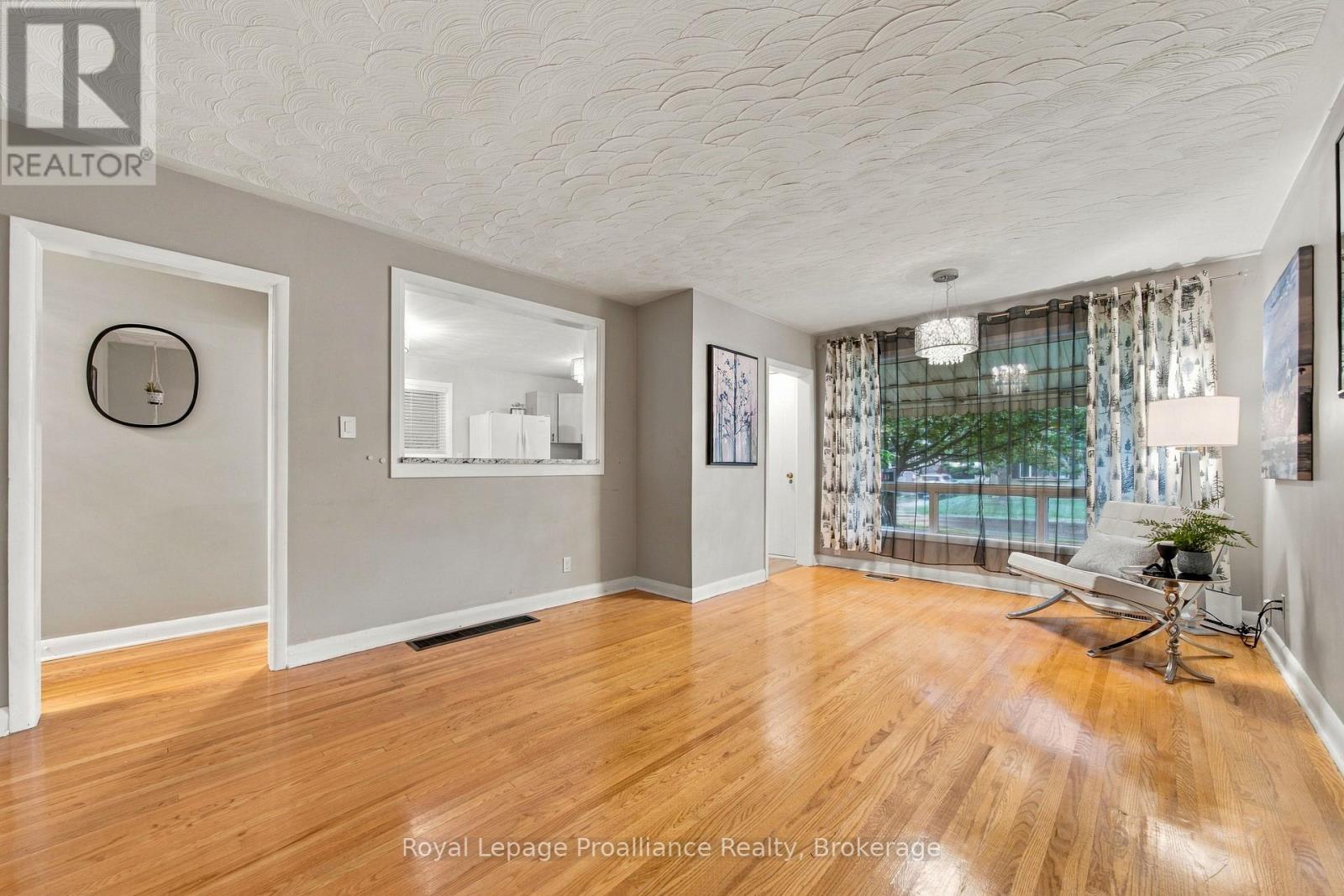 14 Munro Avenue, Belleville, ON photo 2