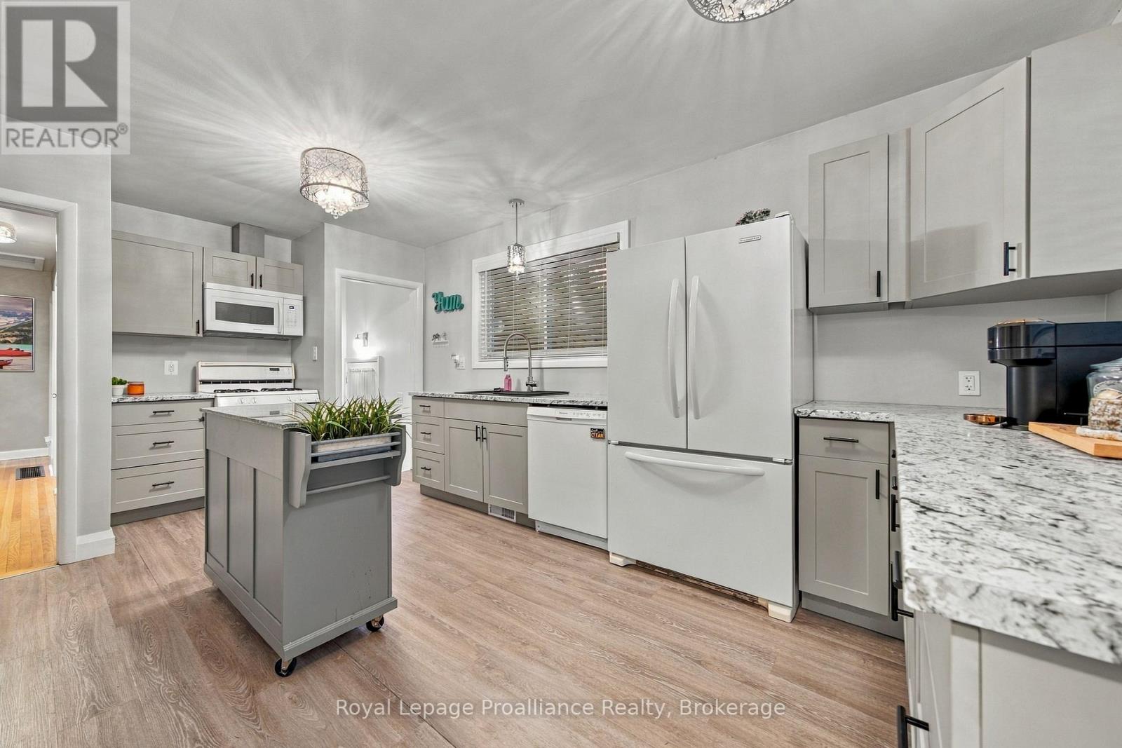 14 Munro Avenue, Belleville, ON photo 3