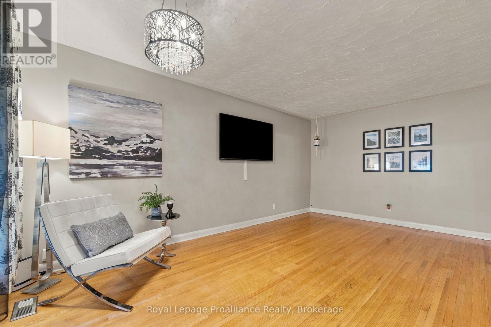 14 Munro Avenue, Belleville, ON photo 4