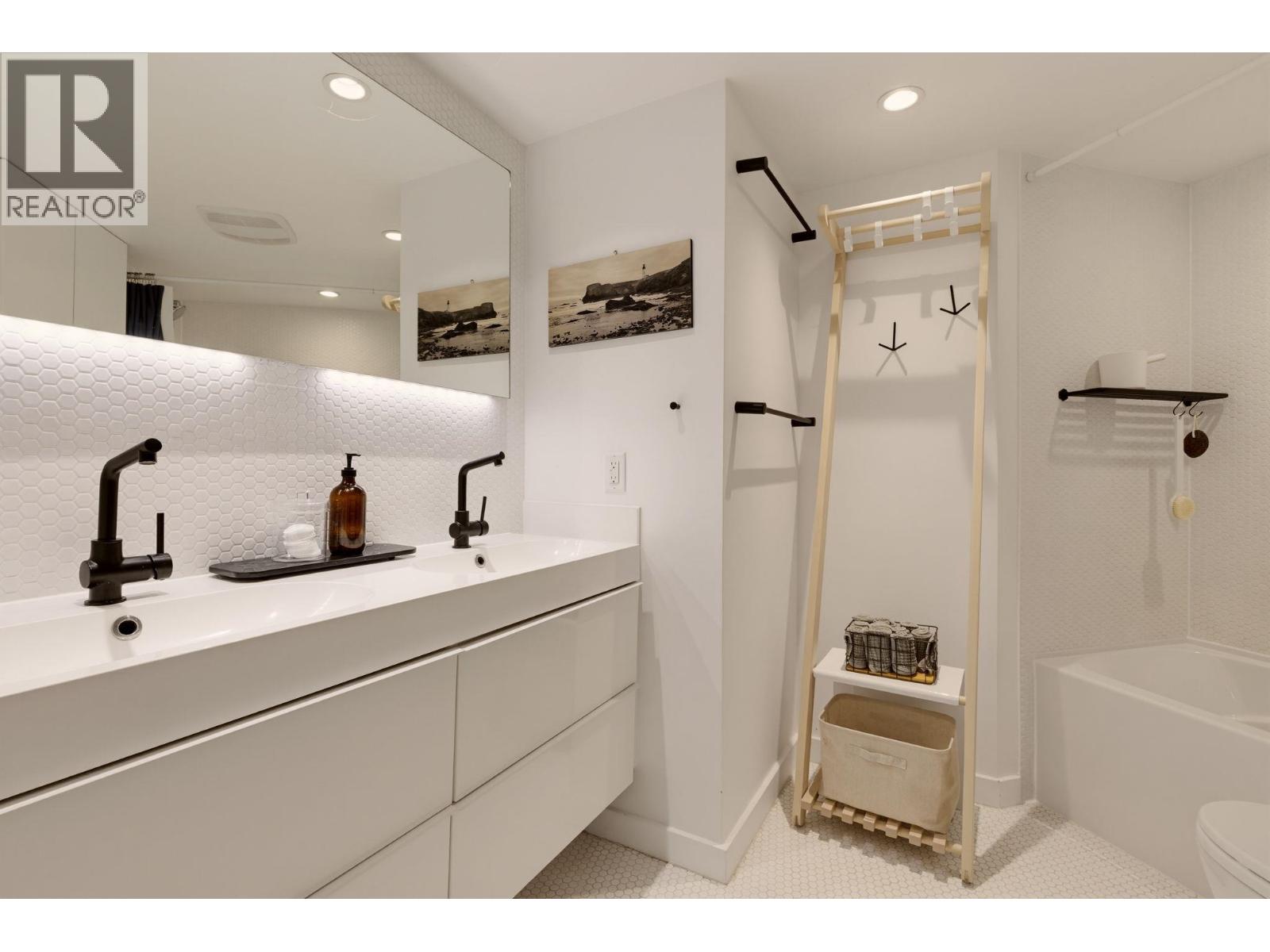 1345 WOODLAND DRIVE, Vancouver