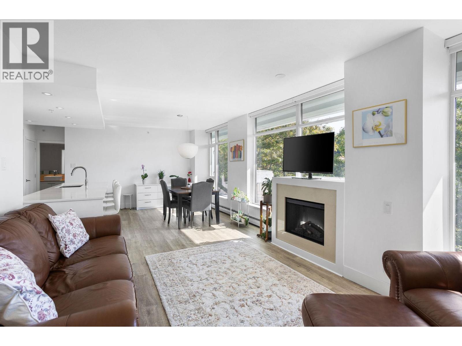 306 158 W 13TH STREET, North Vancouver