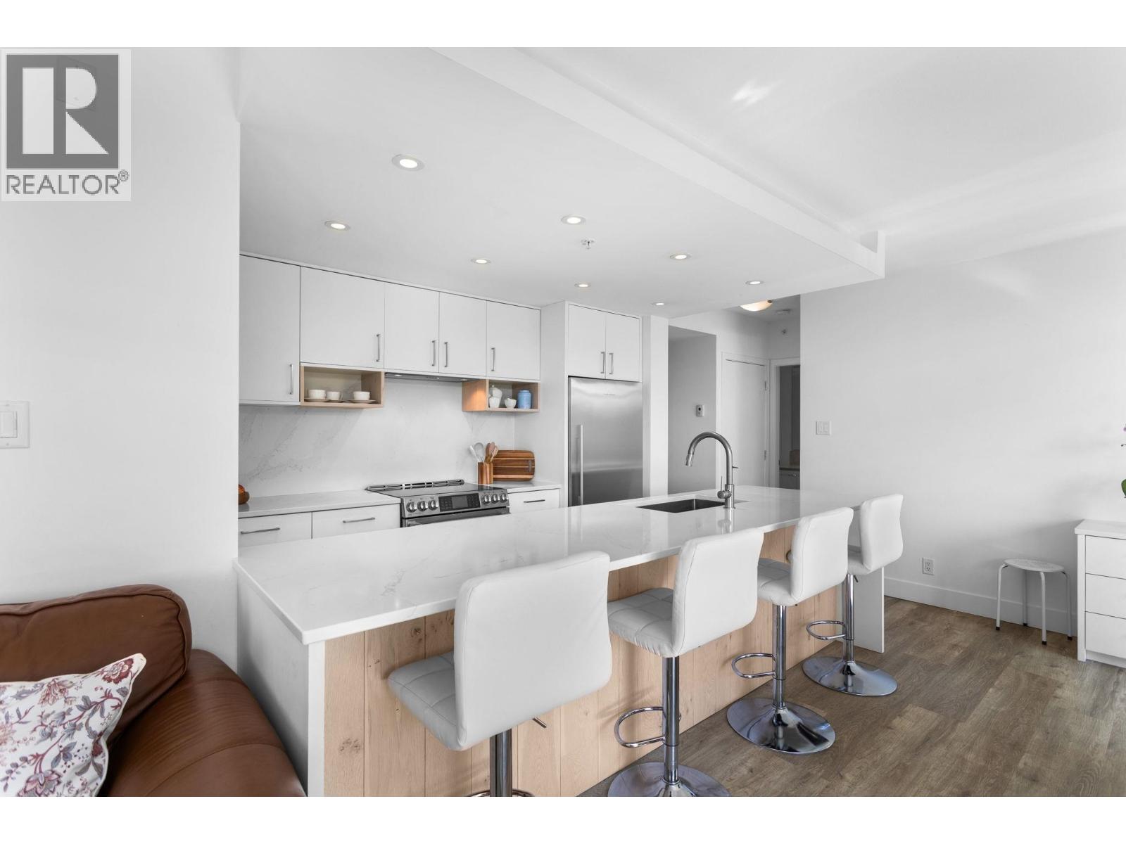 306 158 W 13TH STREET, North Vancouver