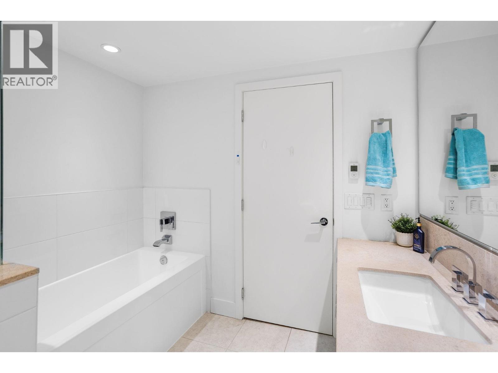 306 158 W 13TH STREET, North Vancouver