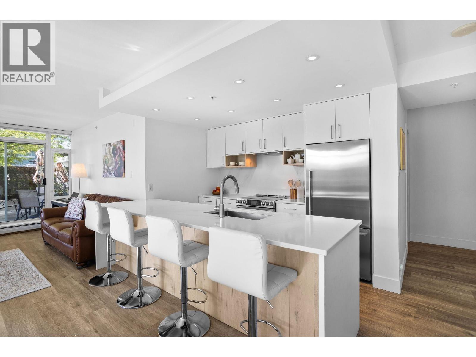 306 158 W 13TH STREET, North Vancouver