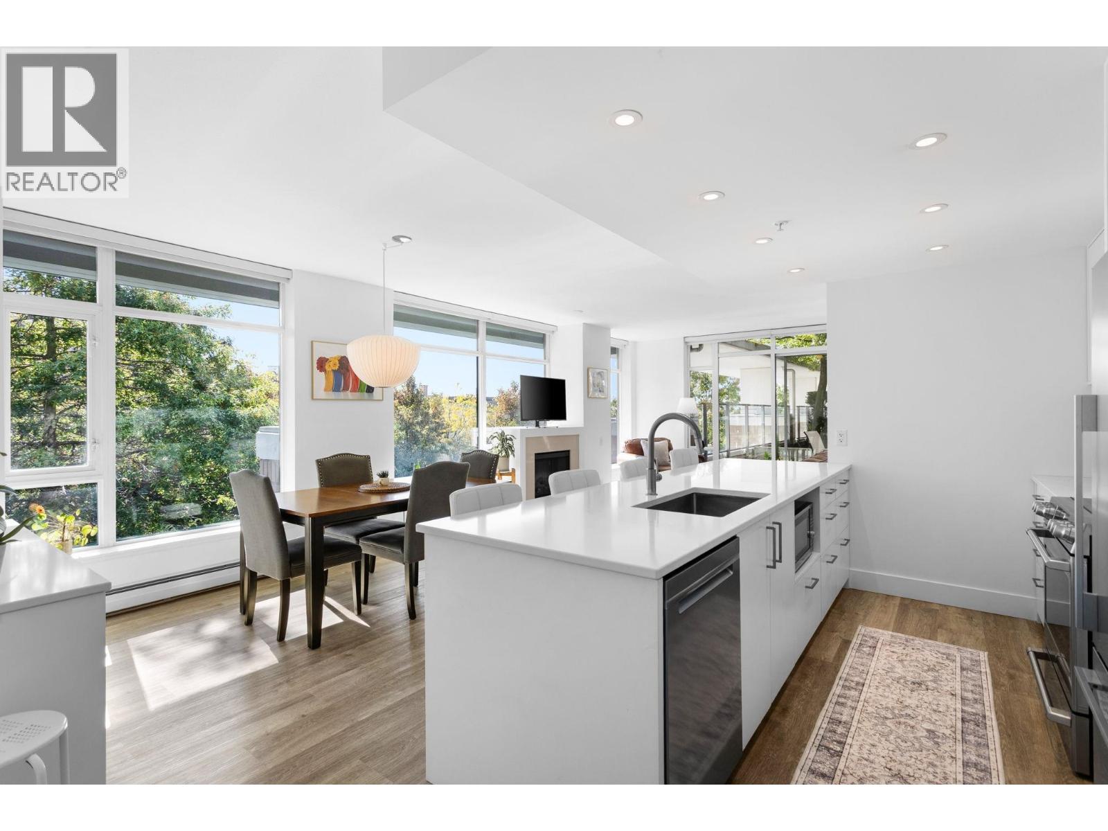 306 158 W 13TH STREET, North Vancouver