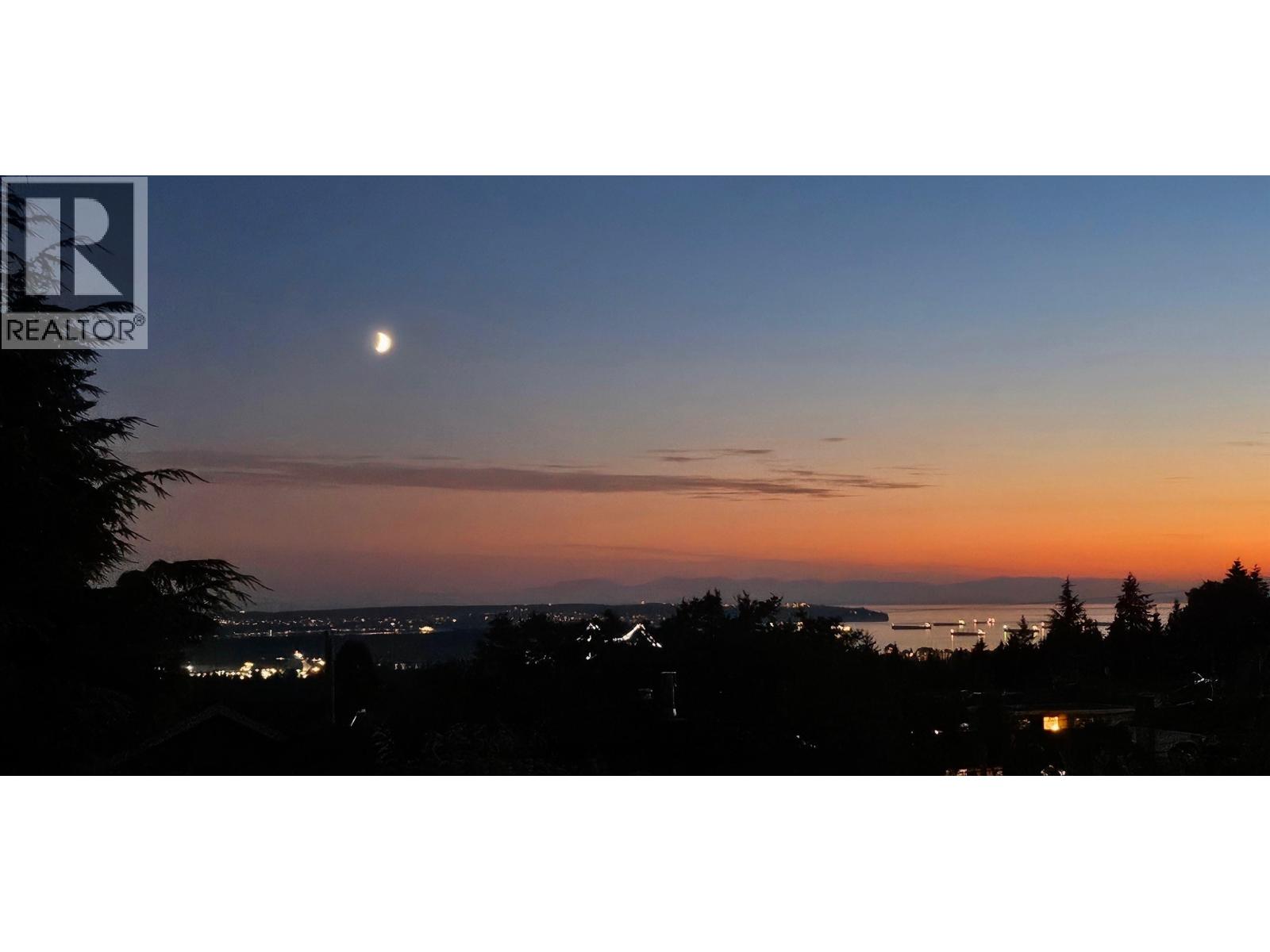 4243 DELBROOK AVENUE, North Vancouver