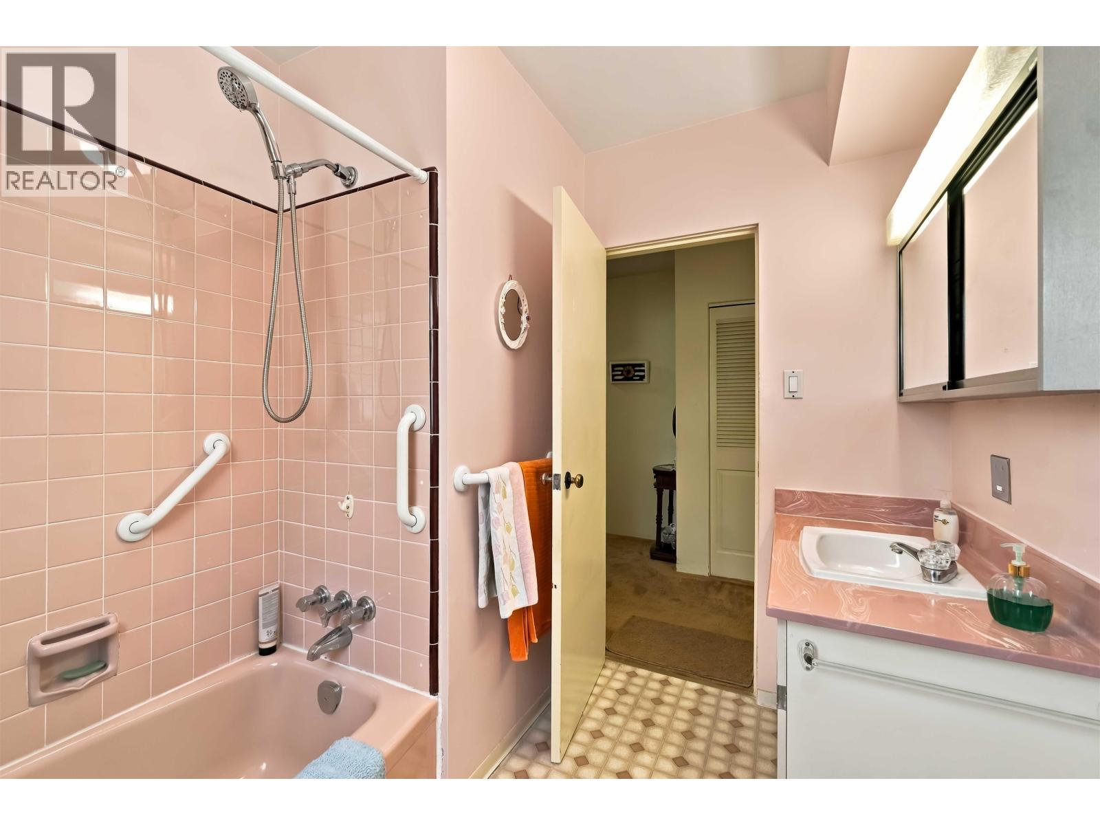 4243 DELBROOK AVENUE, North Vancouver
