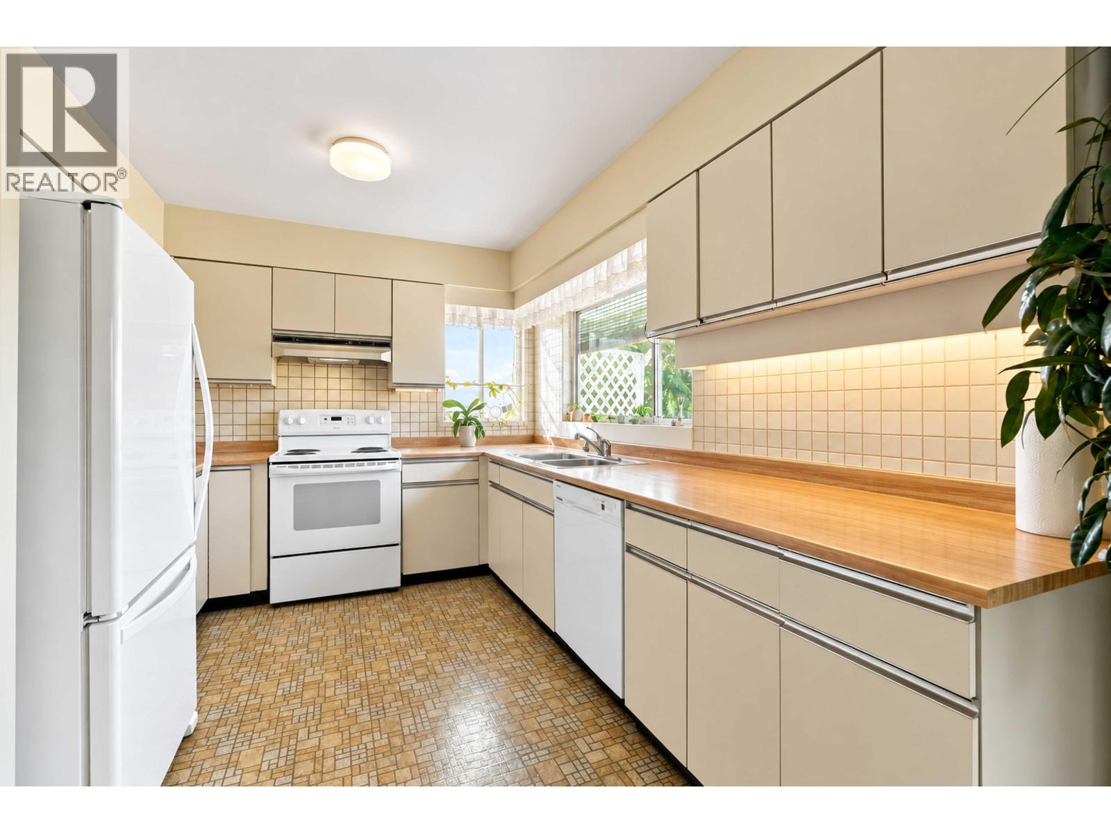 4243 DELBROOK AVENUE, North Vancouver