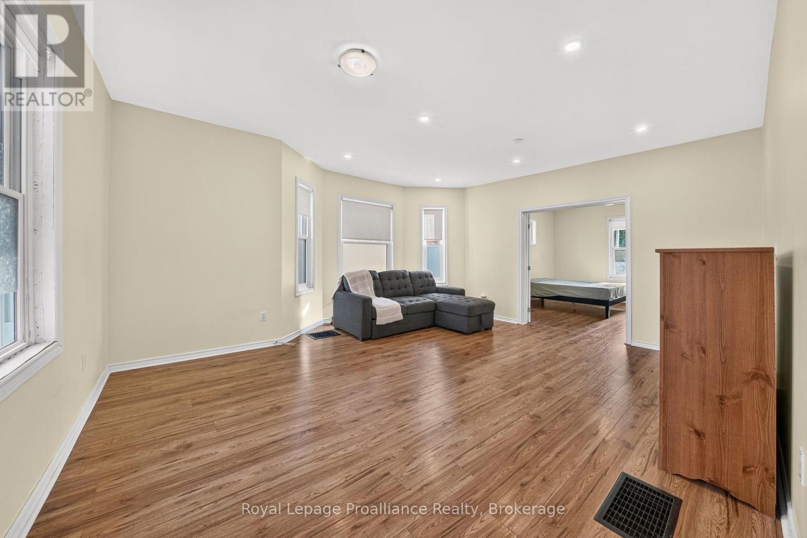37 LORNE AVENUE - 11