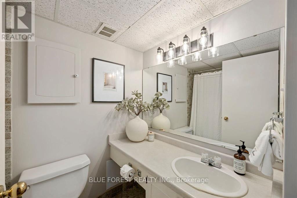 389 Dundas Street — photo 15