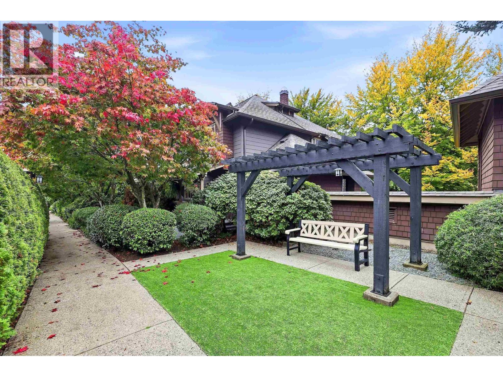 246 600 PARK CRESCENT, New Westminster