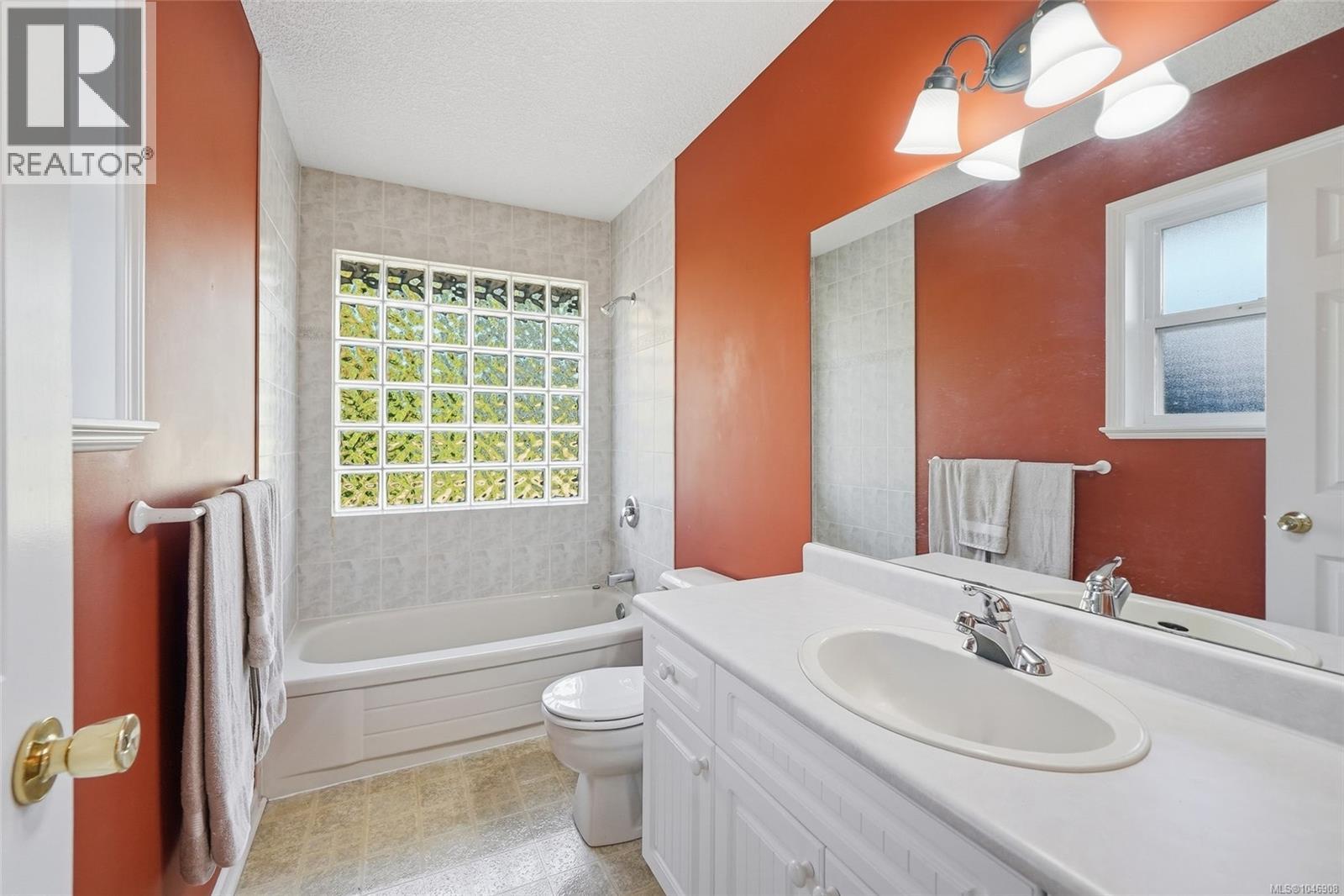821 Shorewood Dr, Parksville