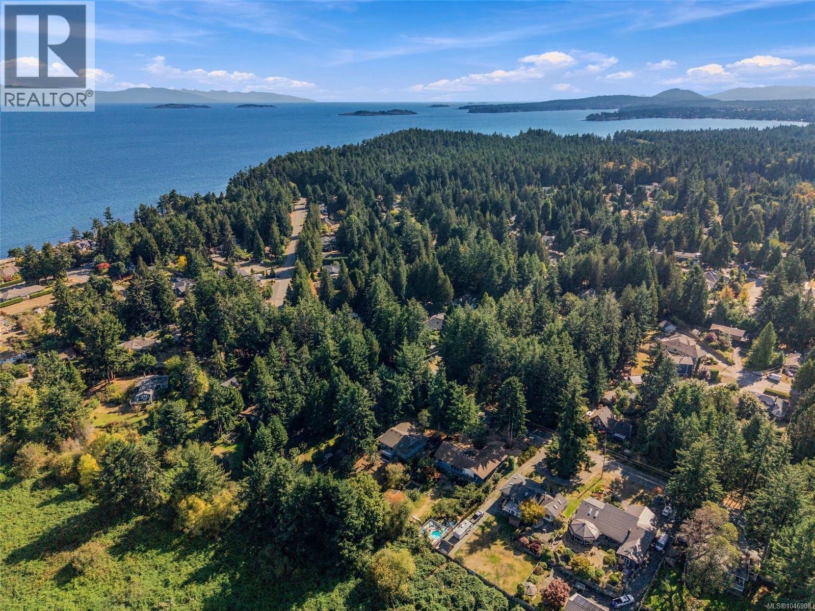 821 Shorewood Dr, Parksville
