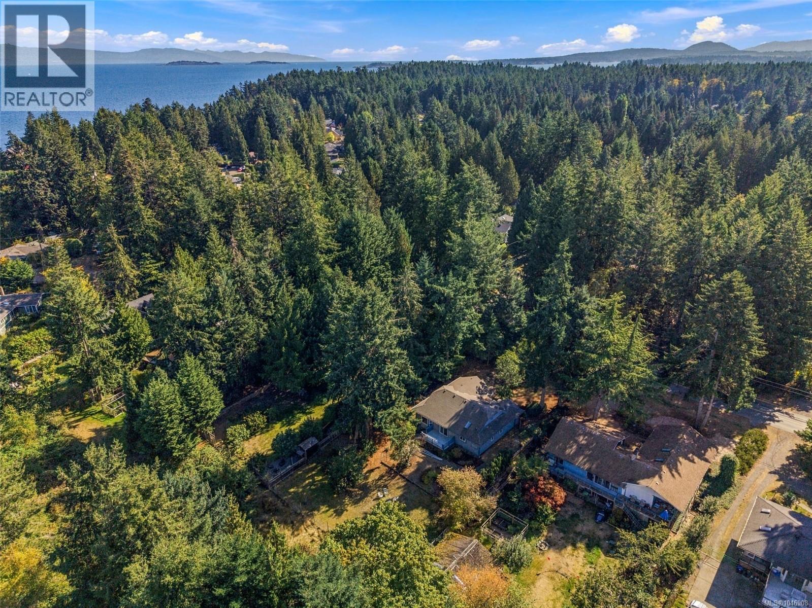 821 Shorewood Dr, Parksville