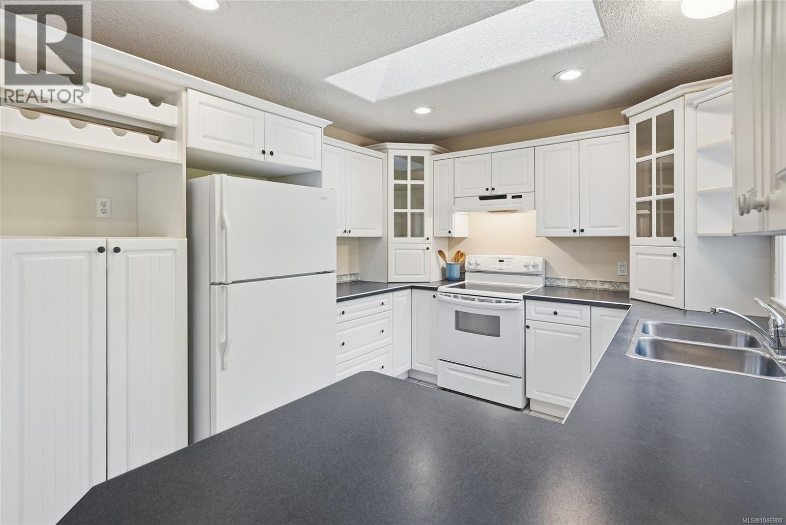 821 Shorewood Dr, Parksville