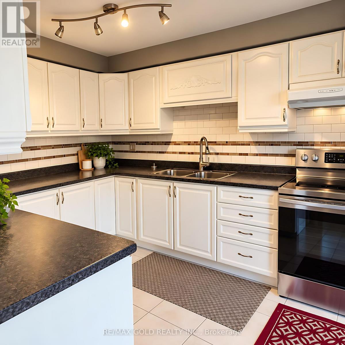 32 Steven Court, Brampton, ON photo 11