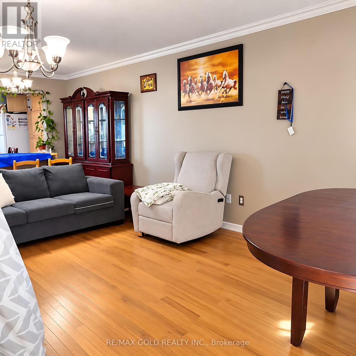 32 Steven Court, Brampton, ON photo 4