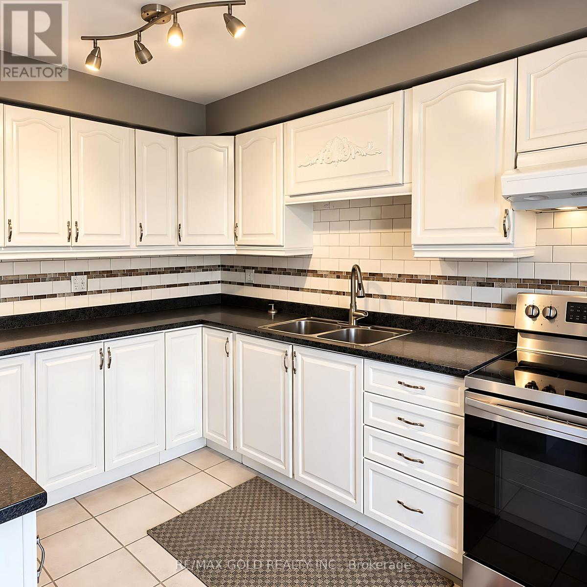 32 Steven Court, Brampton, ON photo 5
