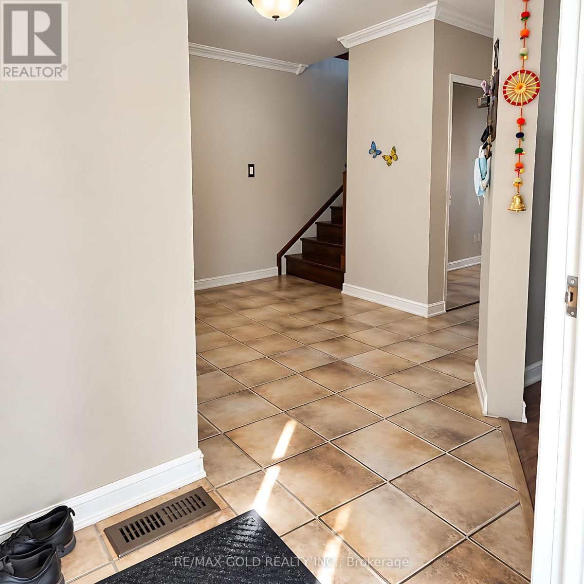 32 Steven Court, Brampton, ON photo 8