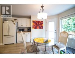 Kitchen - 2 Thomas Crescent, Chatham, ON N0P2L0 Photo 11