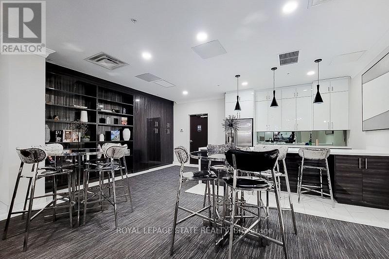 #912 112 KING STREET - 39