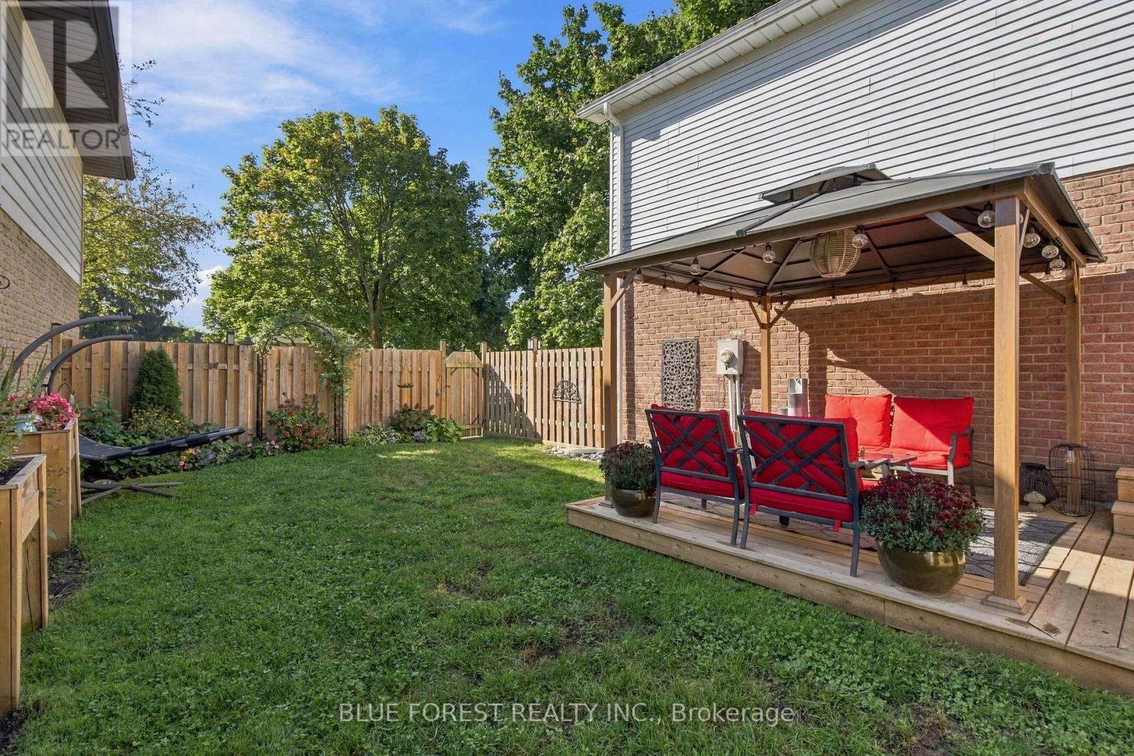 114 HEARTHSIDE PLACE - 32