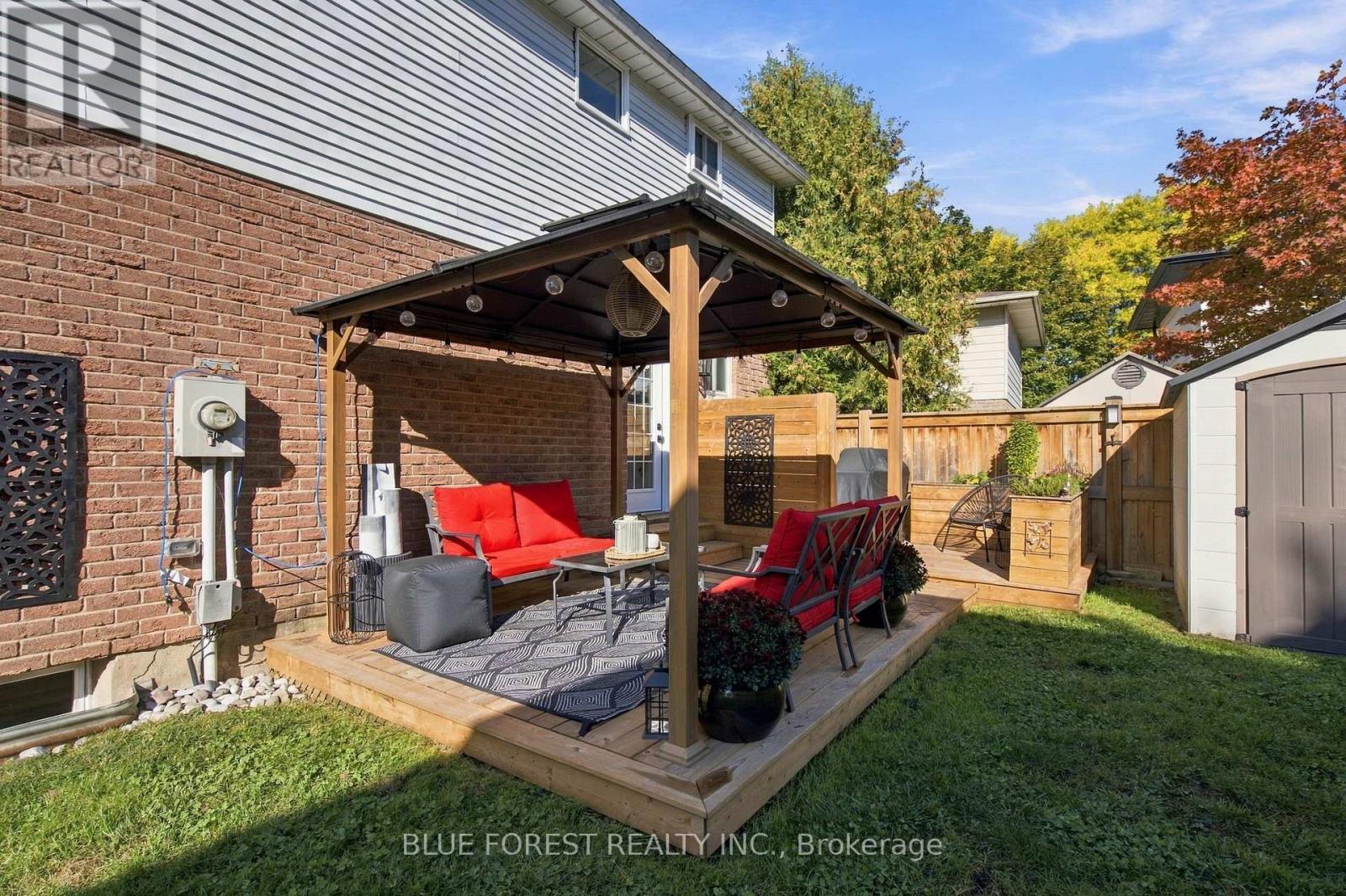 114 HEARTHSIDE PLACE - 34