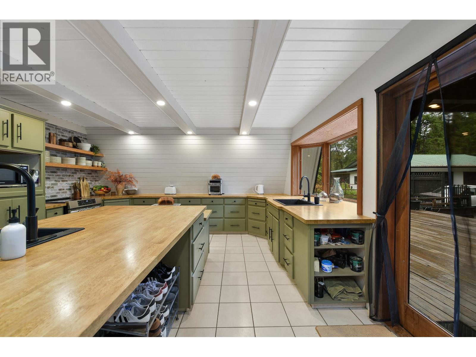 505 BAYVIEW DRIVE, Mayne Island