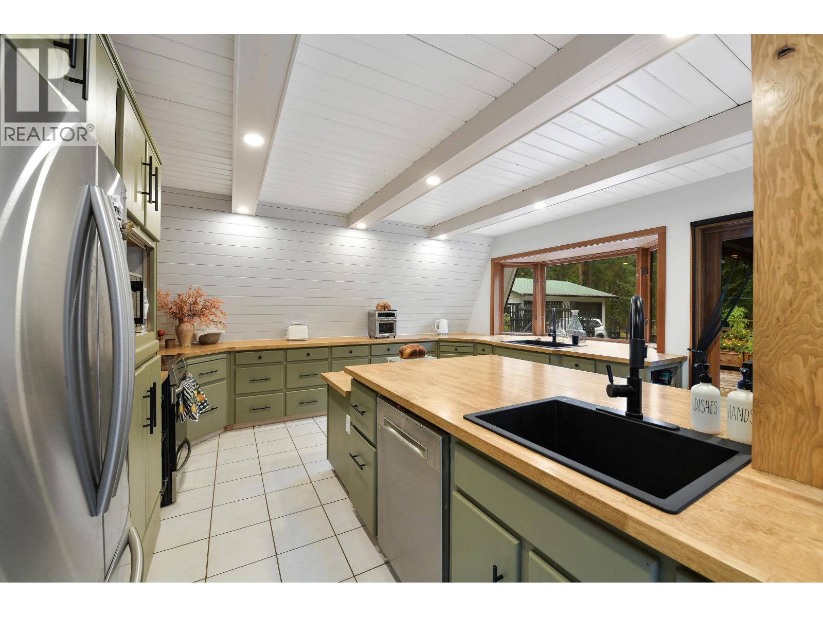505 BAYVIEW DRIVE, Mayne Island