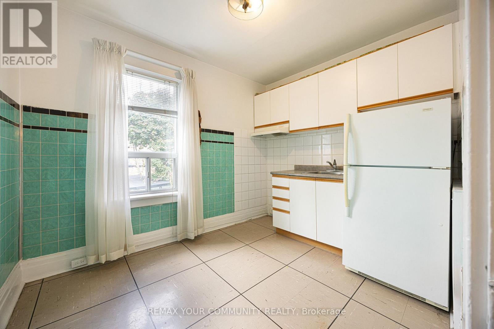 Photo 14 of 60 Hazelwood Avenue, Toronto (Blake-Jones)
