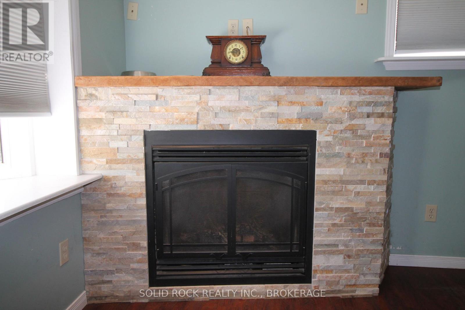1127 PERRY LANE - 15