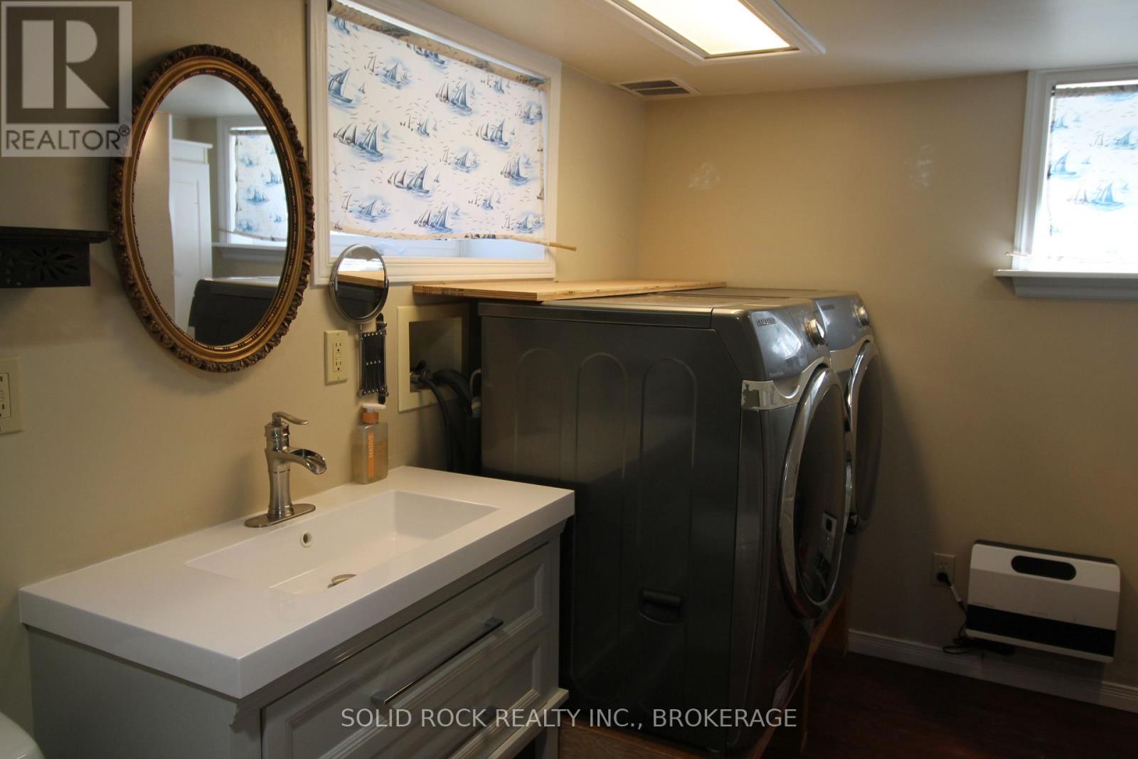 1127 PERRY LANE - 17
