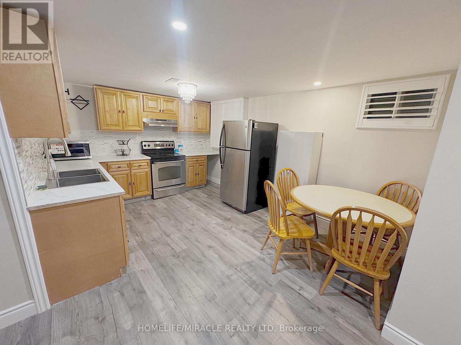 925 Byron Street North, Whitby, ON photo 6