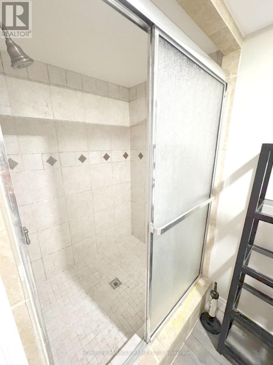 925 Byron Street North, Whitby, ON photo 8