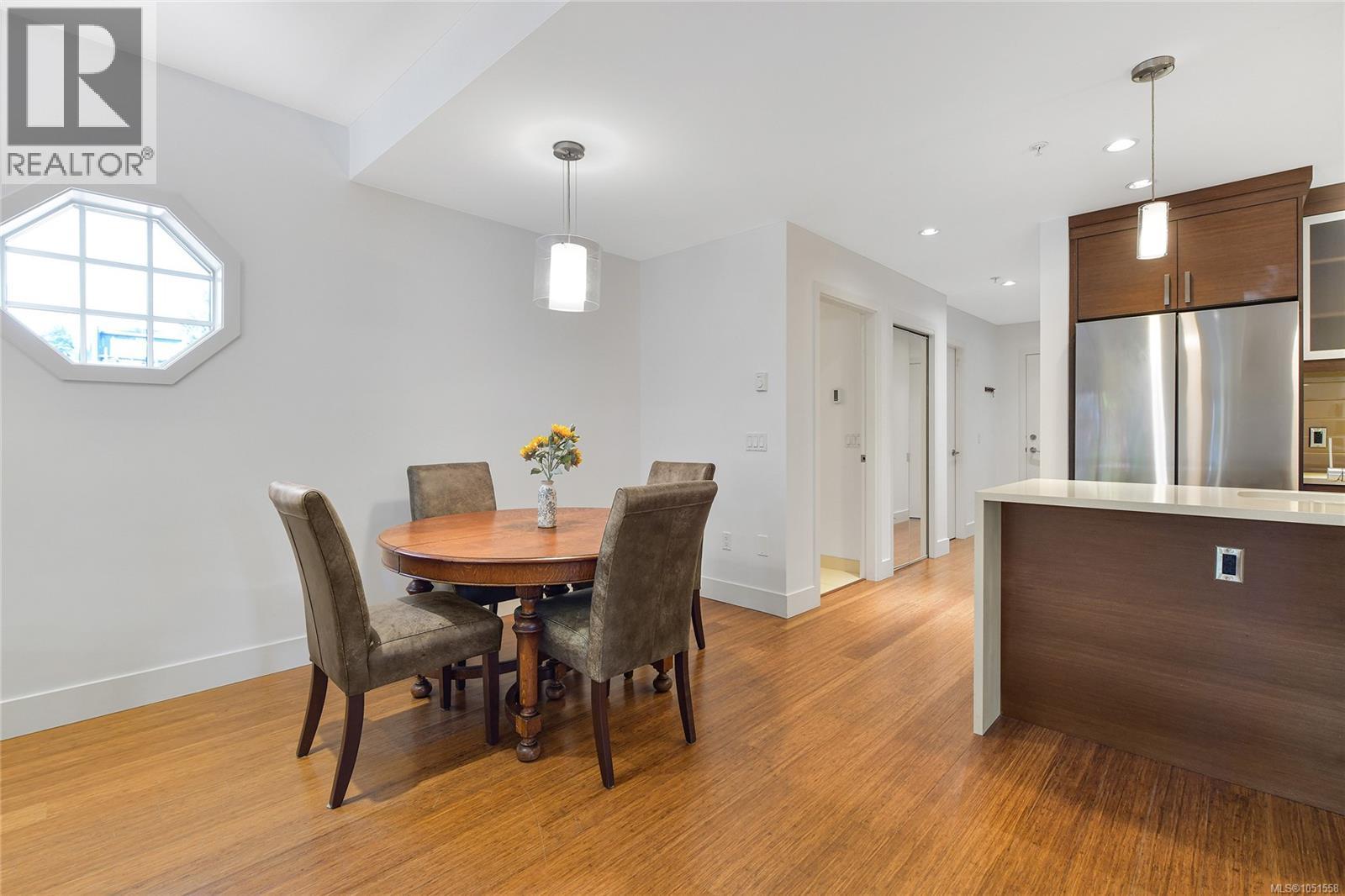 206 2589 Penrhyn St, Saanich