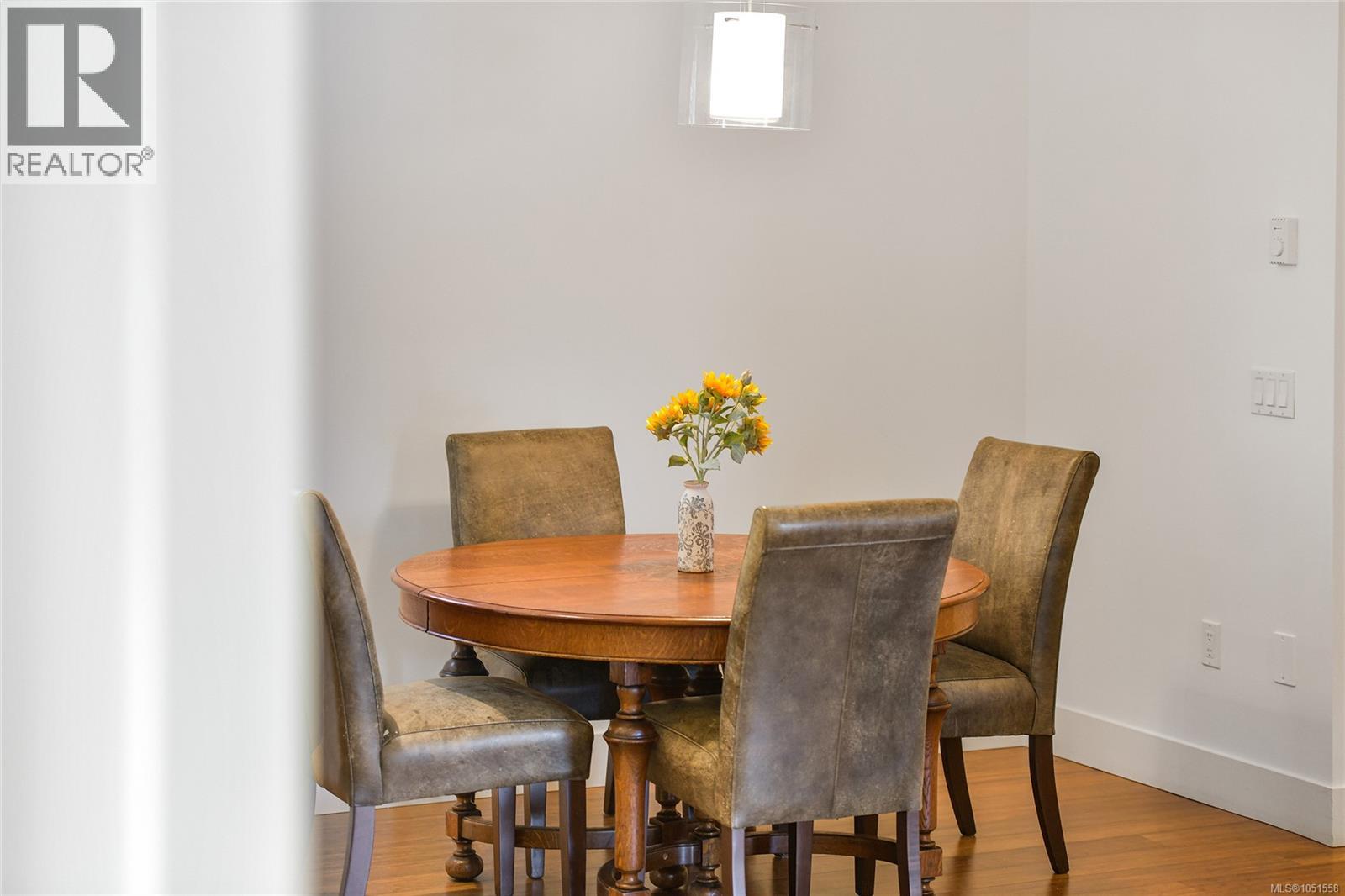 206 2589 Penrhyn St, Saanich