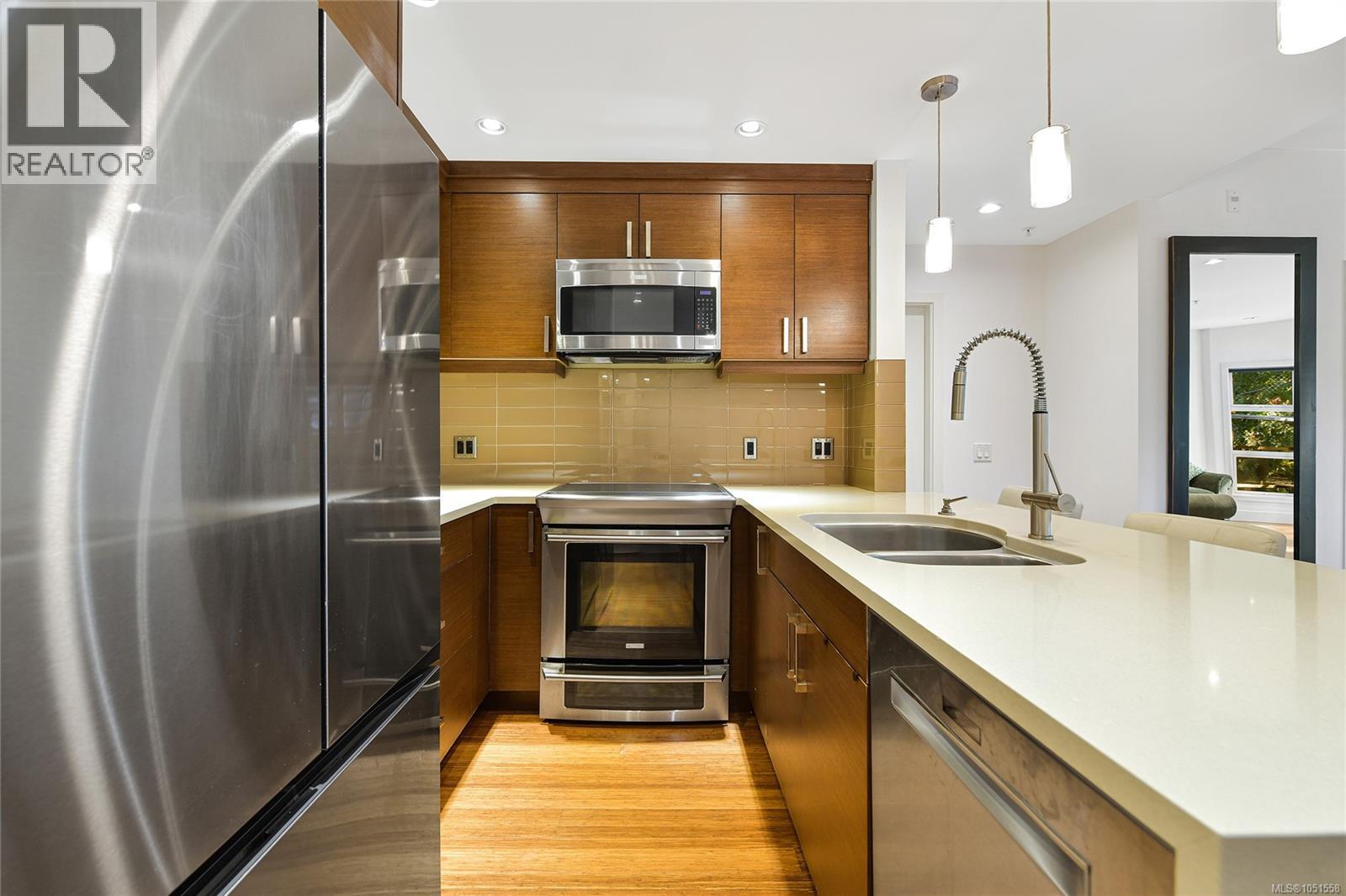 206 2589 Penrhyn St, Saanich
