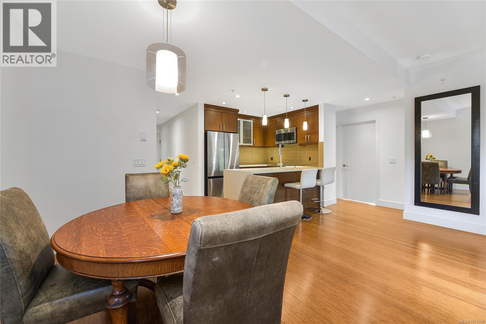 206 2589 Penrhyn St, Saanich