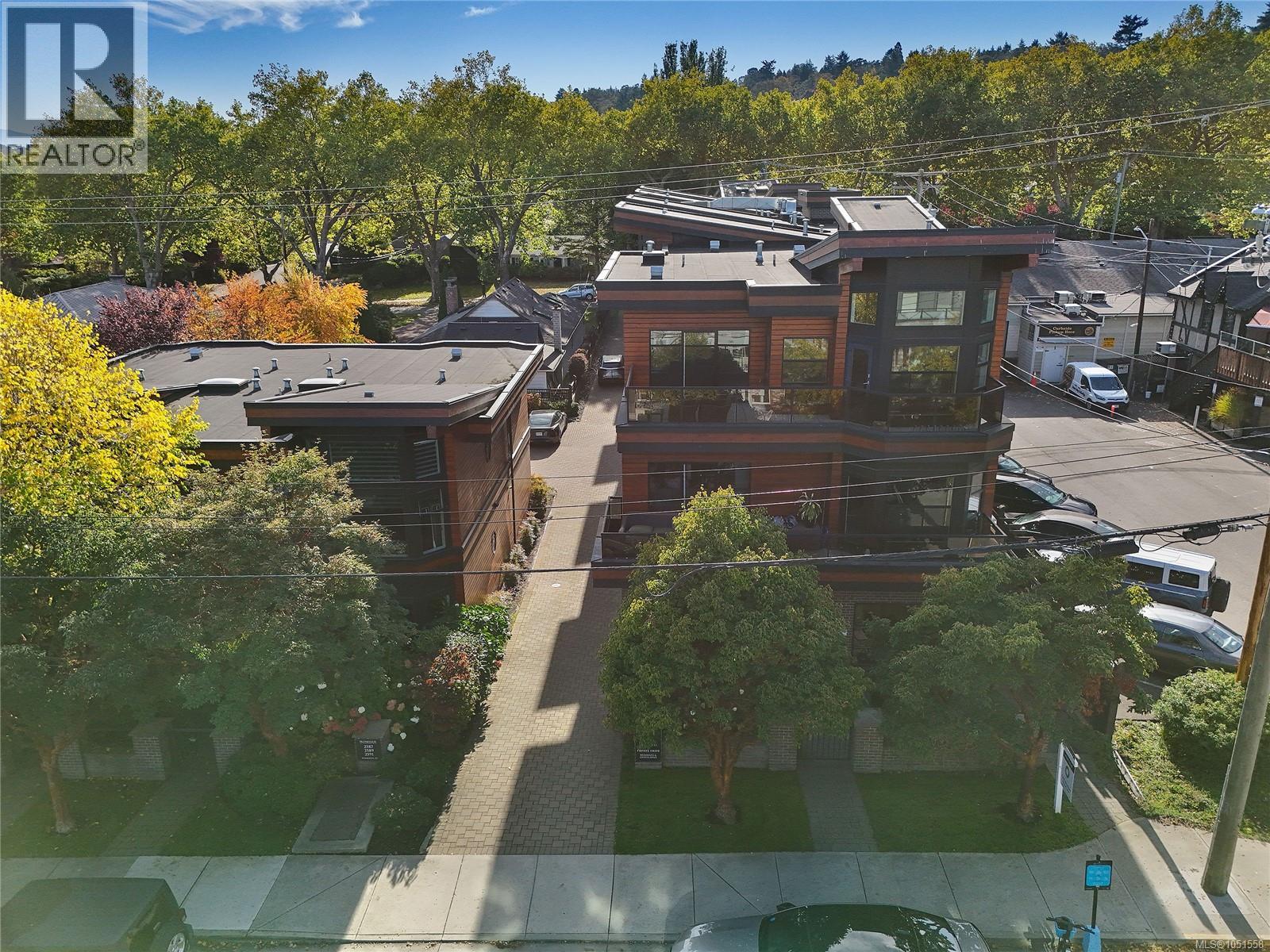 206 2589 Penrhyn St, Saanich
