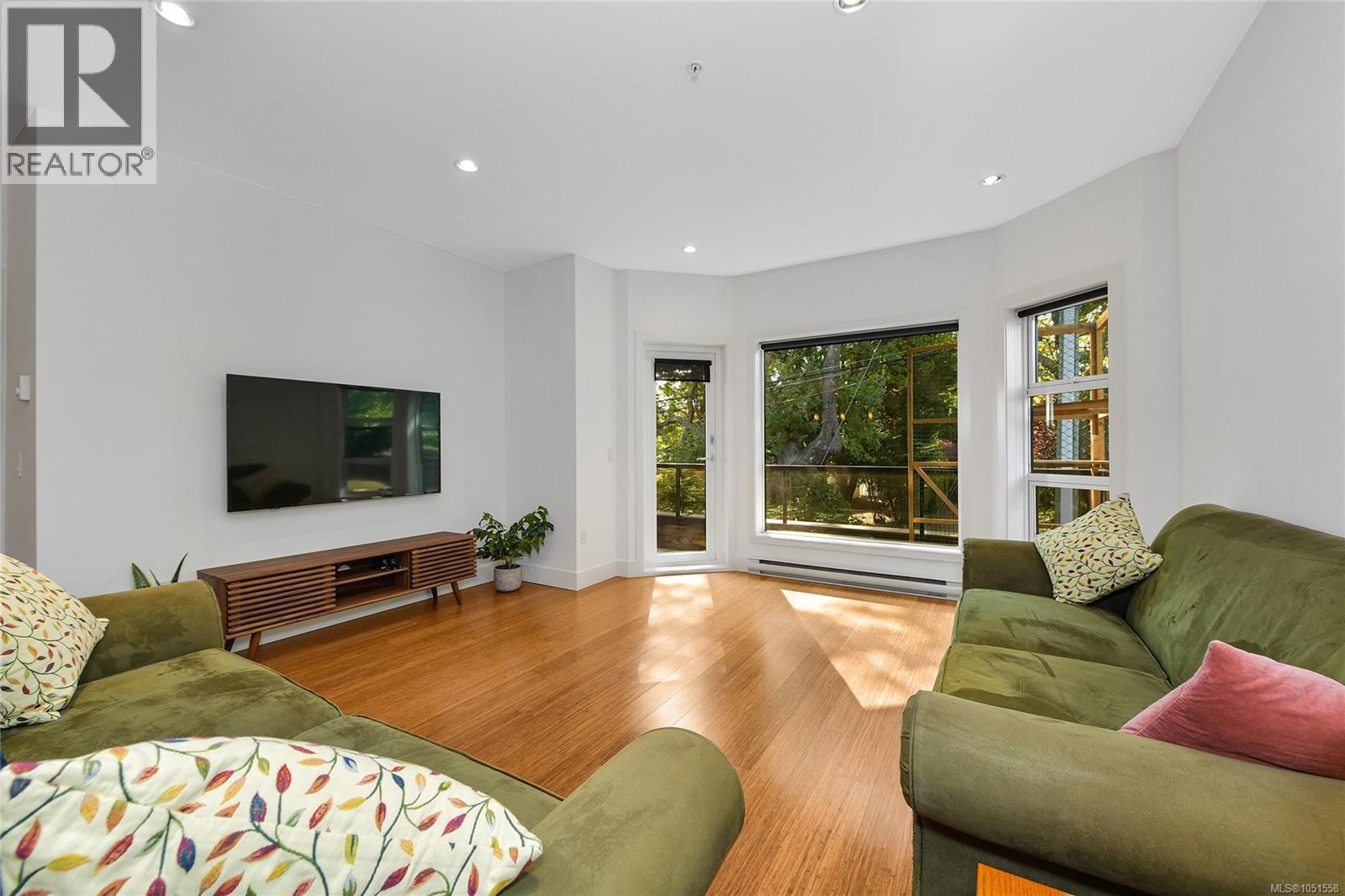 206 2589 Penrhyn St, Saanich