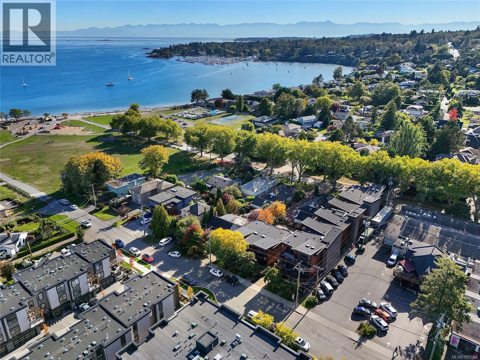 206 2589 Penrhyn St, Saanich