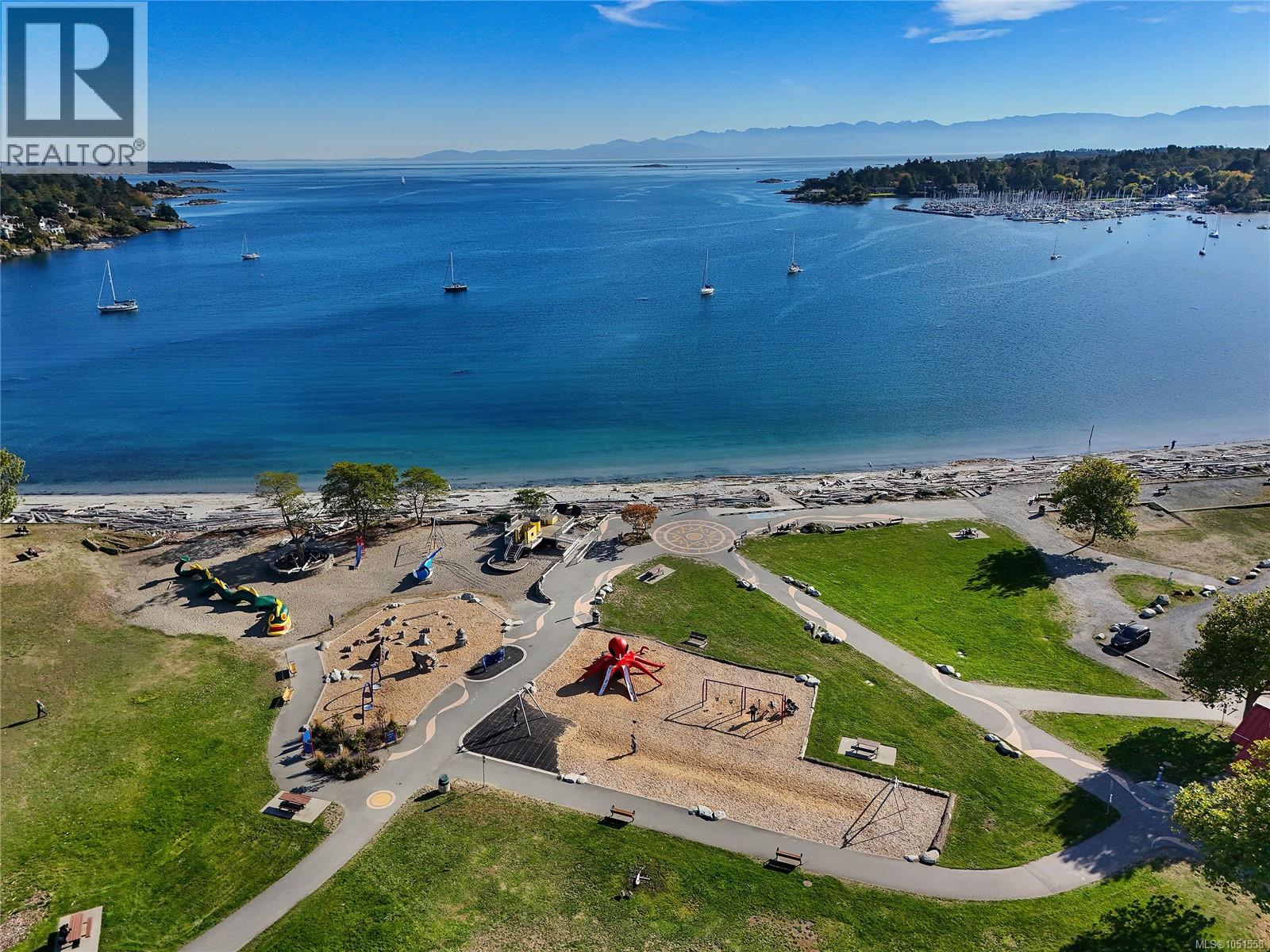 206 2589 Penrhyn St, Saanich