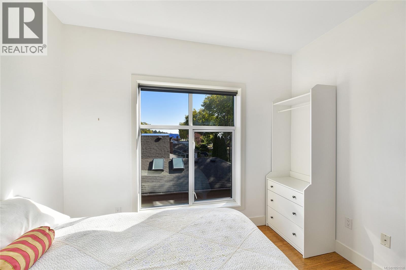 206 2589 Penrhyn St, Saanich