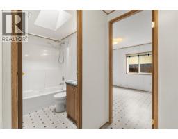 Foyer - 5694 97 Highway, Falkland, BC V0E1W0 Photo 8