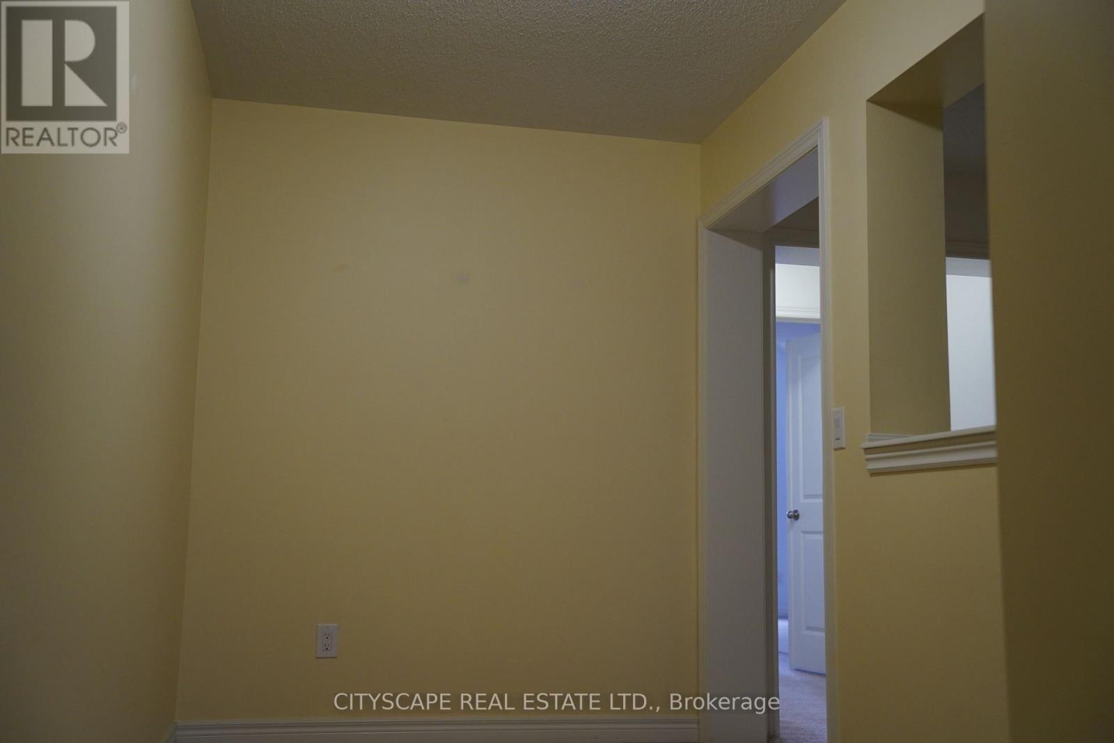 #17 3045 GLADESIDE AVENUE - 33