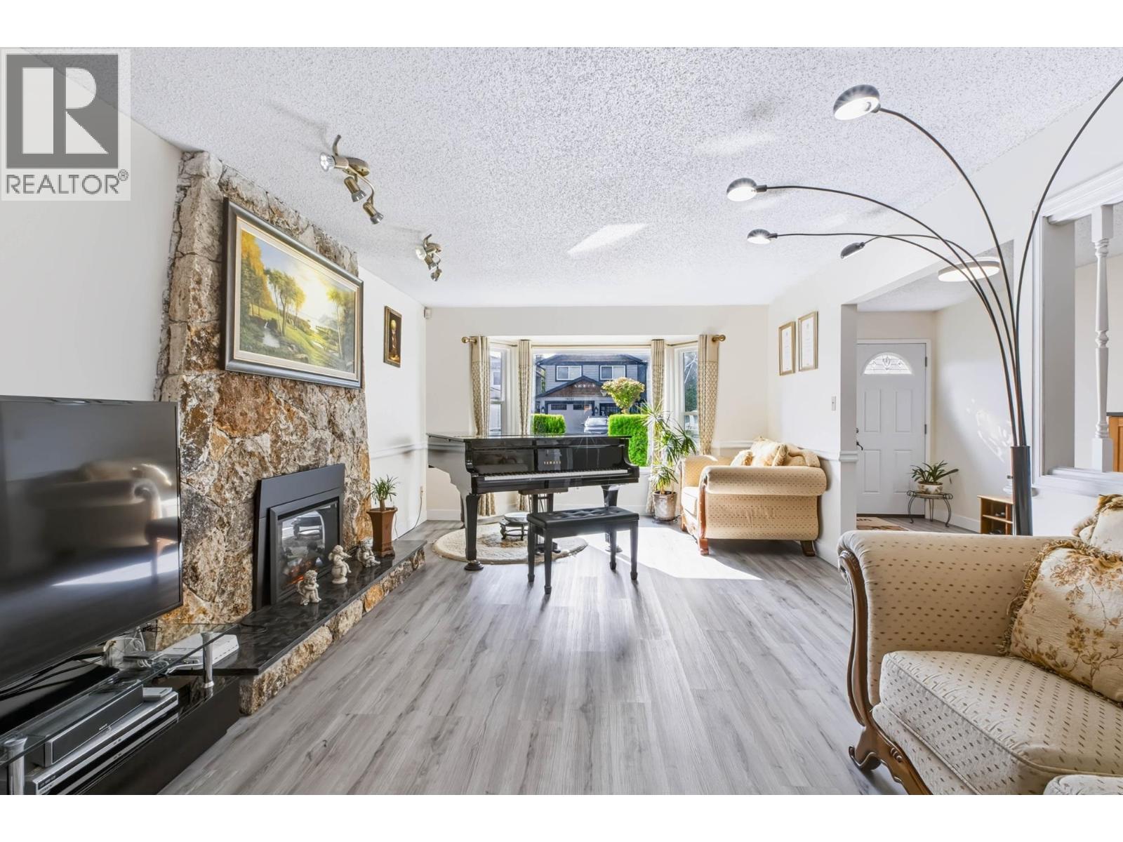 10680 HOLLYMOUNT DRIVE, Richmond - Image 1