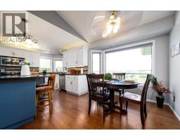 Sunroom - 3023 Cottonwood Way Sw, Medicine Hat, AB T1B4J6 Photo 10