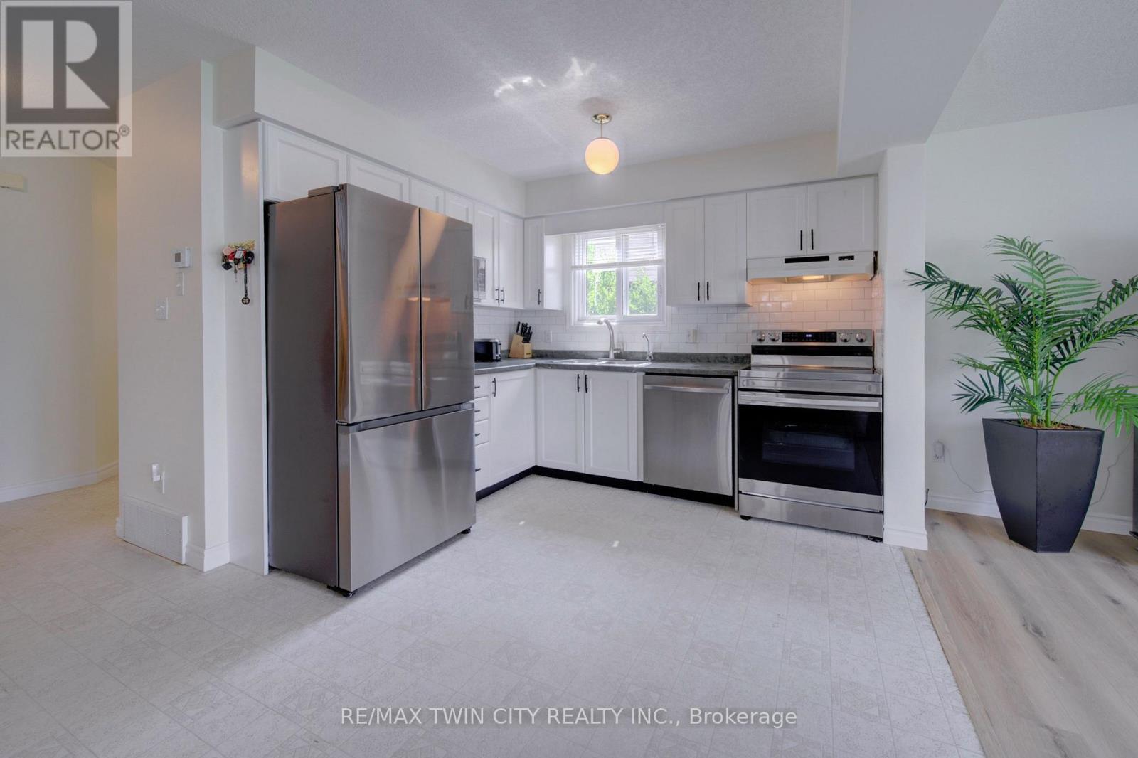 1064 Copper Leaf Crescent, Kitchener, ON photo 8
