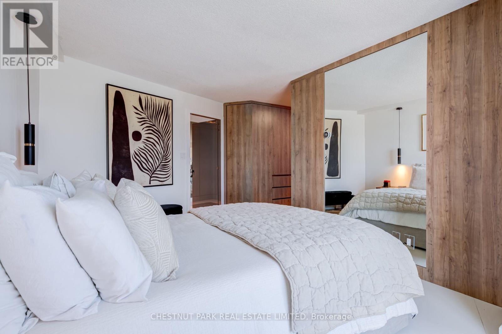 2111 Lake Shore Boulevard West — photo 22