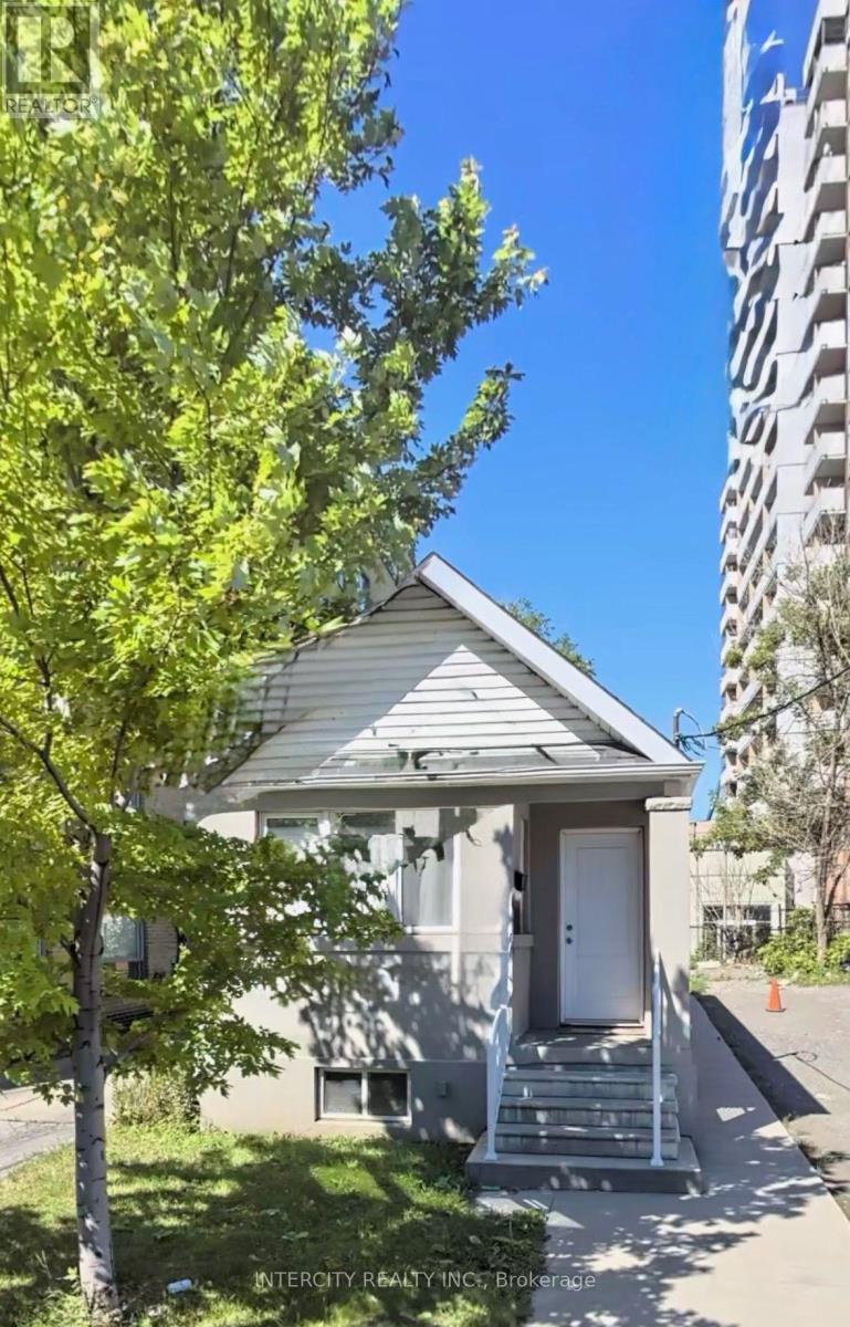 Photo of 692 Northcliffe Boulevard